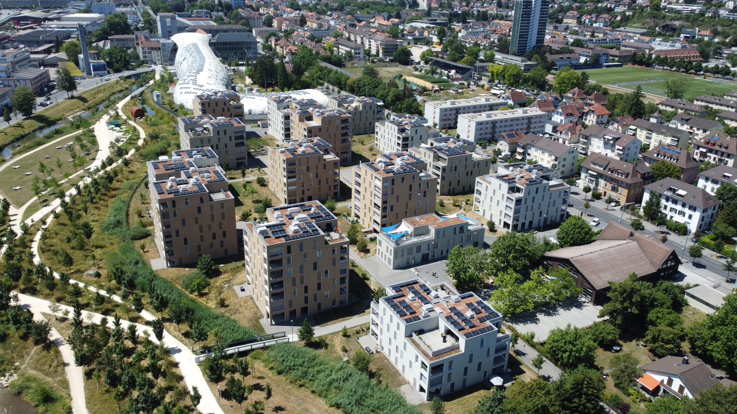 Solarstrom, Ladestationen für Elektrofahrzeuge, zahlreiche Begegnungszonen und biodiverse Flächen: In der Siedlung Jardin du Paradis in Biel konnte die Previs verschiedene Aspekte der Nachhaltigkeitsstrategie umsetzen.